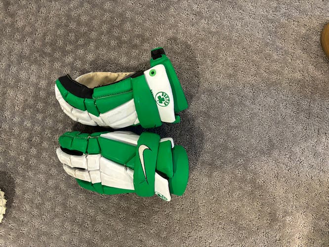 New Player's Nike Medium Vapor Elite Lacrosse Gloves