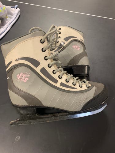 Women’s skates size 6