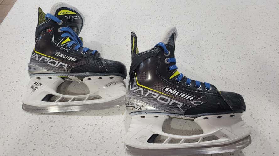 Junior Used Bauer Vapor 3X Hockey Skates Regular Width Size 1.5