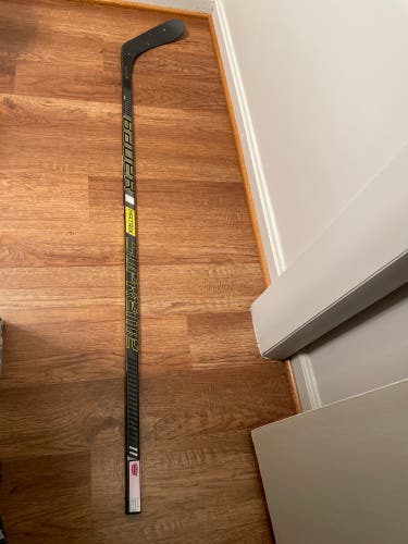 Senior Right Handed P28  Supreme Matrix Hockey Stick