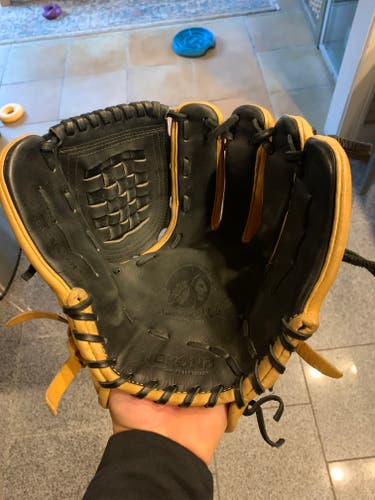 Used 2021 Right Hand Throw Nokona Infield Skn 12 Baseball Glove 12"