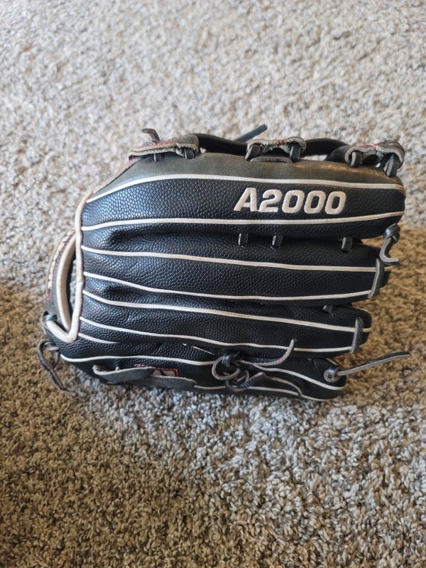 Used 2018 Wilson Left Hand Throw Outfield A2000 Baseball Glove 12.75"