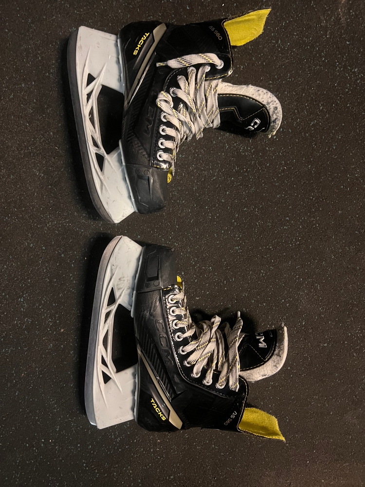 Senior CCM Hockey Skates, Tacks