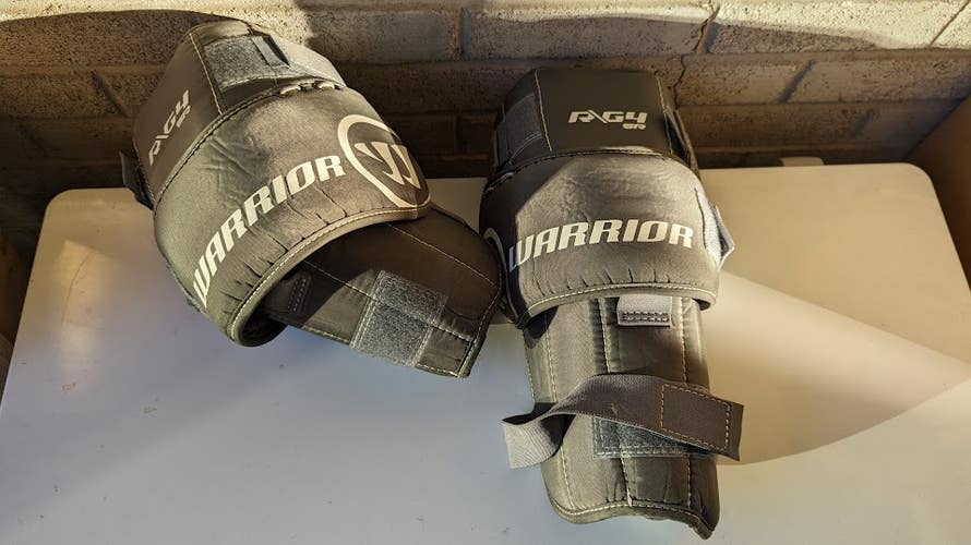 Warrior G4 knee guards like new