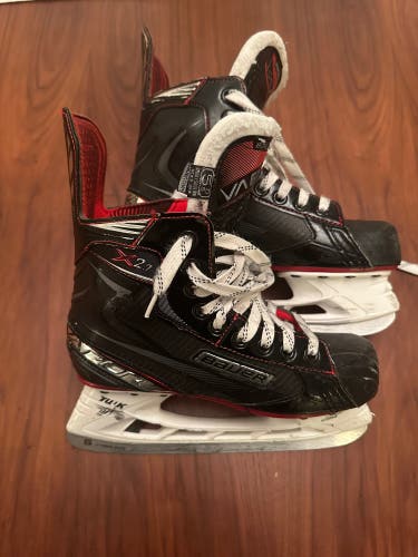 Intermediate Bauer Regular Width Size 5.5 Hockey Skates