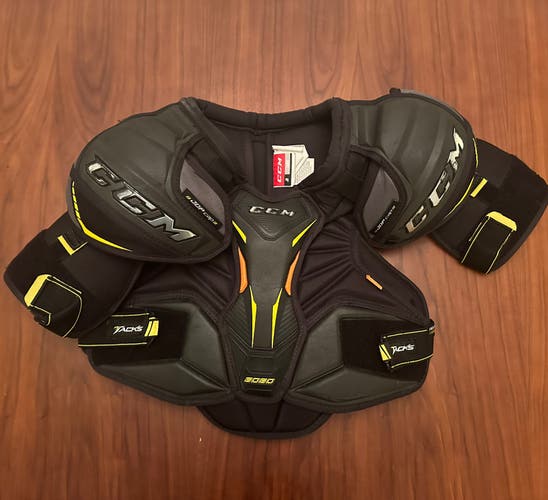 Used Jr Large CCM Tacks 9080 should Pads