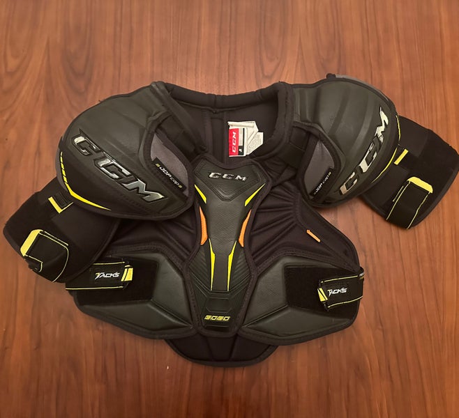 Used Jr Large CCM Tacks 9080 should Pads