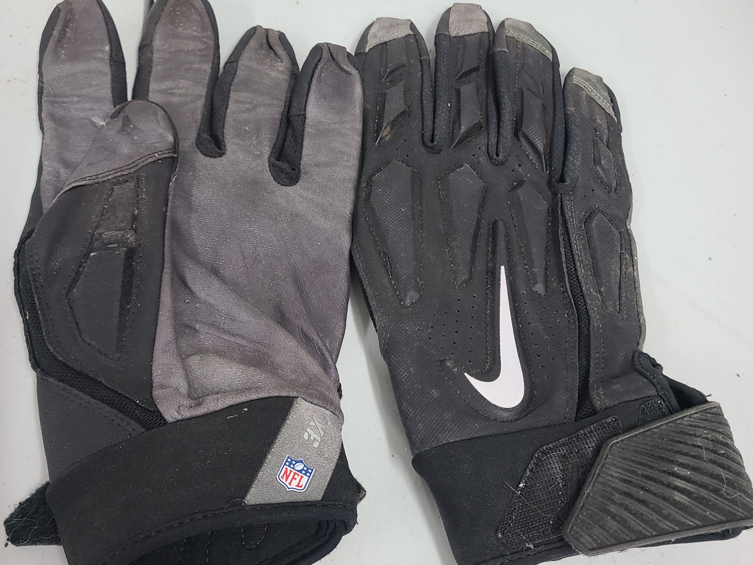 Nike D-Tack 5.0 Lineman Gloves