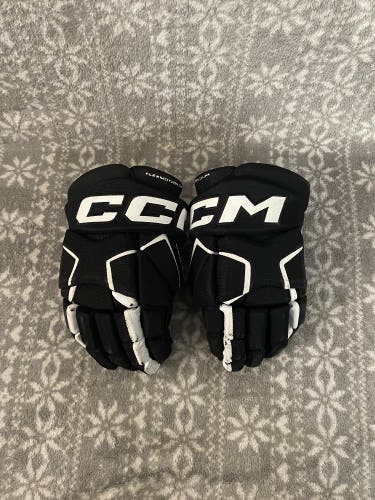 Used Black CCM AS580 Gloves Size 10"