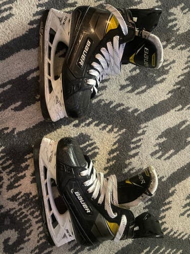 Intermediate Used Bauer Supreme 3S Pro Hockey Skates Regular Width Size 4