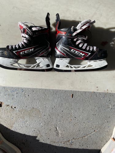 Used CCM Regular Width  Size 5 JetSpeed FT2 Hockey Skates