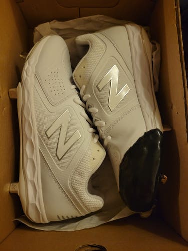New Balance Women's Size 9.5 Metal Softball Cleats w/ PITCHER'S TOE PROTECTOR