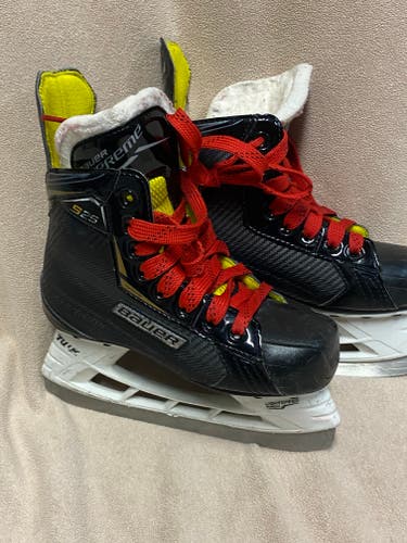 Junior Used Bauer Supreme S25 Hockey Skates Size 2