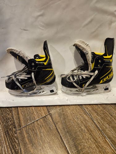Junior Used CCM Super Tacks 9380 Hockey Skates Regular Width Size 1.5