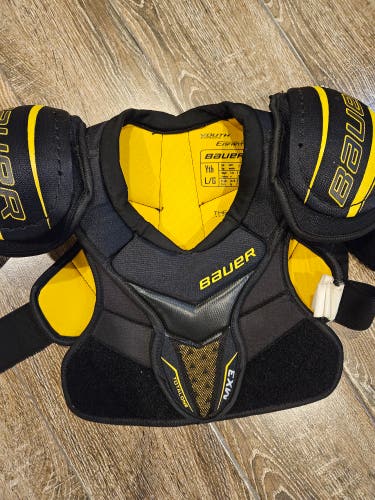 Youth Used Large Bauer Supreme TotalOne MX3 Shoulder Pads