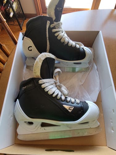 Junior Used Graf DM1030 Hockey Goalie Skates Regular Width Size 7.5
