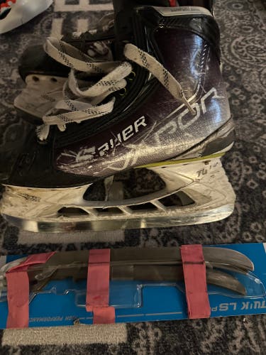 Senior Bauer Regular Width  8 Vapor Hyperlite Hockey Skates +  2 Extra Sets of Blades
