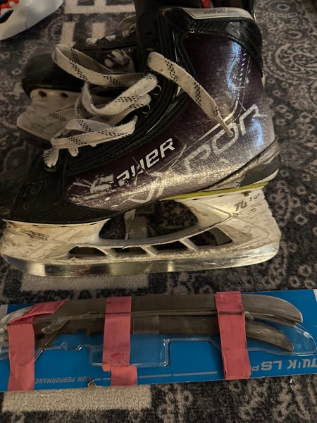 Senior Bauer Regular Width 8 Vapor Hyperlite Hockey Skates + 2 Extra Sets of Blades