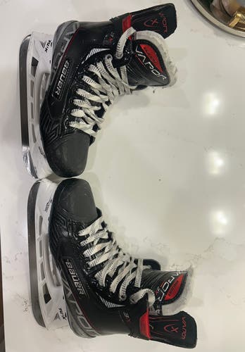 Intermediate Bauer Regular Width Size 4.5 Vapor 3X Hockey Skates