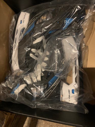 Intermediate New True TF9 Hockey Skates Regular Width Size 4