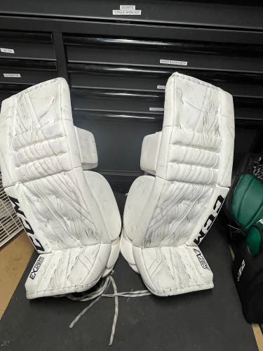 CCM E Flex 4 Pro leg pads