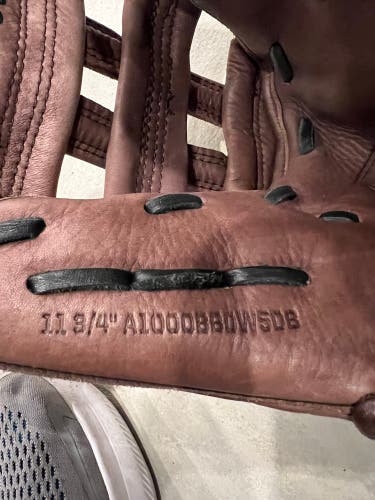 Right Hand Throw 11.75" A1000 Baseball Glove