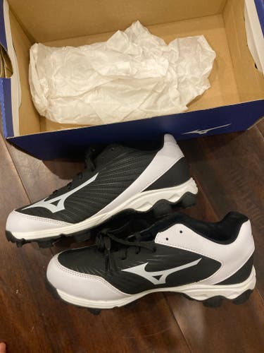 Mizuno NEW Black Baseball Cleats- Size 6