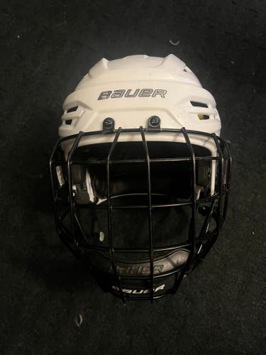 Used White Medium Bauer Re-Akt 95 Helmet w/ Medium Black cage