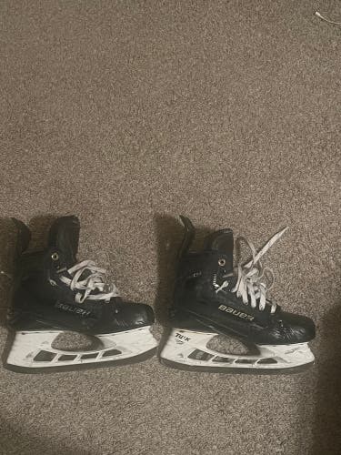 Senior Used Bauer Supreme Mach Hockey Skates Regular Width Pro Stock Size 9 + 9 1/4