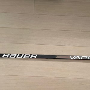 Like New Bauer Vapor HyperLite P28 77 Flex Senior Right Grip