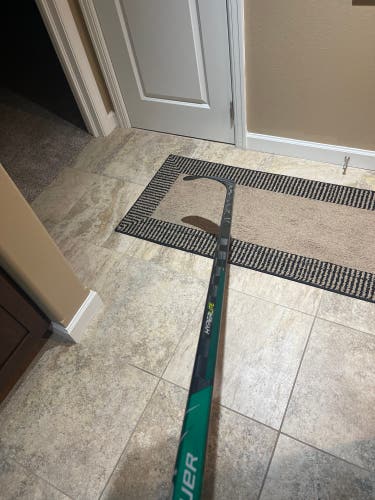 Senior Right Handed P92 Pro Stock Vapor Hyperlite Hockey Stick