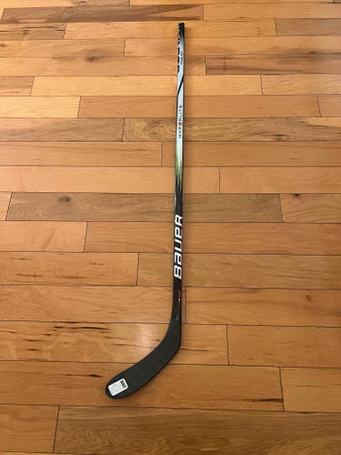 New Bauer Hyperlite 2 Hockey Stick P28/70 Flex/Right Handed