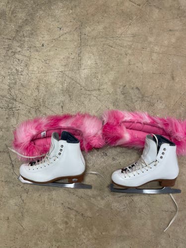 Riddle figure skates