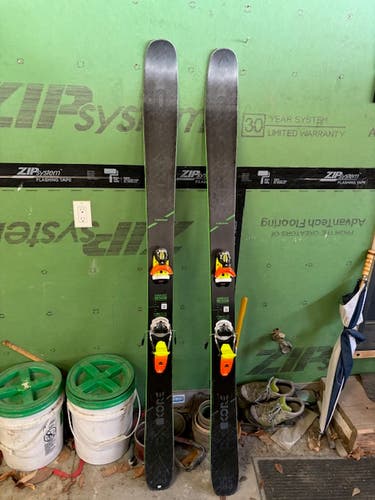 Used Men's 2019 HEAD 180 cm All Mountain Kore Skis With Bindings Max Din 14