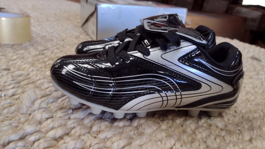 Vizari Striker FG Soccer Shoe | Black/Silver Size - 4 | VZSE93290J-4
