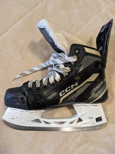 Used CCM Tacks AS-570 Hockey Skates Regular Width 7