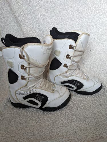 Used Size 7.0 (Women's 8.0) white Lamar Snowboard Boots