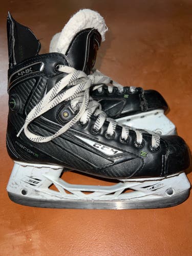 Intermediate CCM Regular Width Size 5 RibCor 44K Hockey Skates