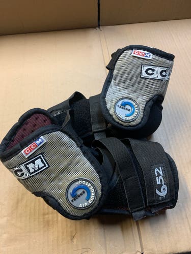 CCM 652 elbow pads. Sr L