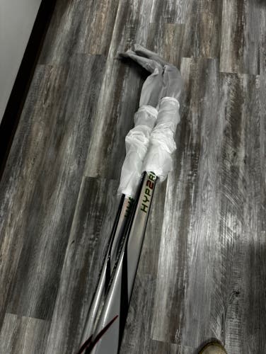 New (2 Pack) Right Handed P28 87 Vapor Hyperlite Hockey Stick