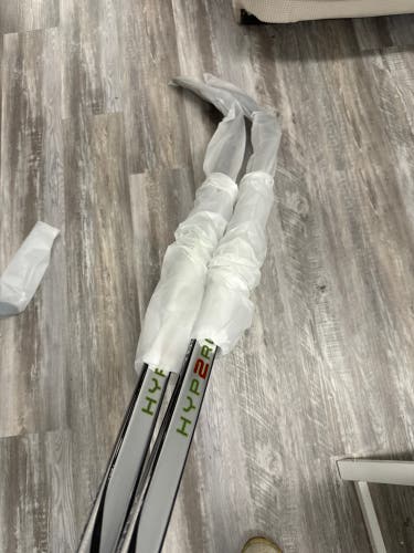 New (7 Pack)Intermediate Right Handed P28 65 Vapor Hyperlite 2 Hockey Stick