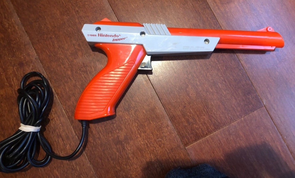 Original 1985 Nintendo NES Zapper Duck Hunt Gun NES-005 Orange Authentic
