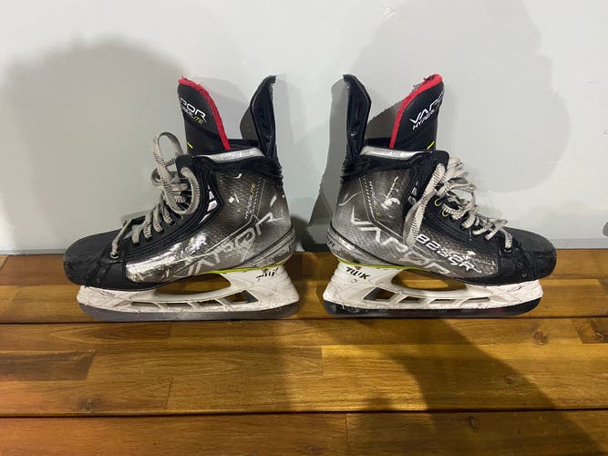 Bauer Regular Width  7.5 Vapor Hyperlite Hockey Skates