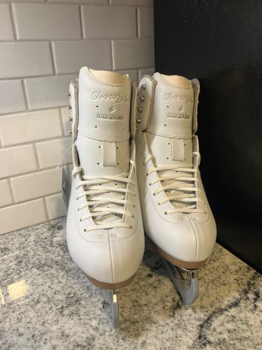 New Freestyle Jackson Ultima Size 7.5 Figure Skates