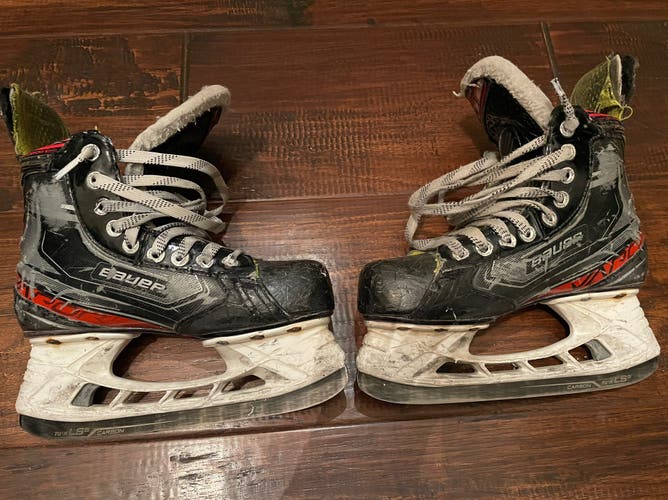 Used Bauer Regular Width Size 4 Vapor X2.9 Hockey Skates