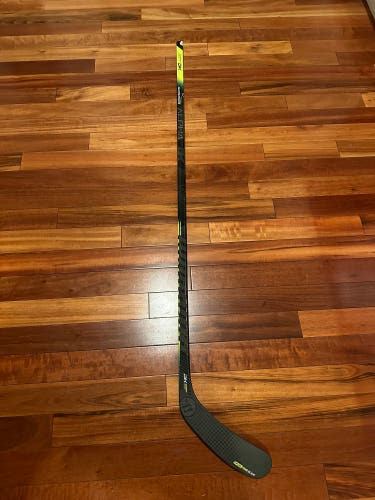 Warrior Alpha DX Senior Stick Right Hand W03 75 flex grip