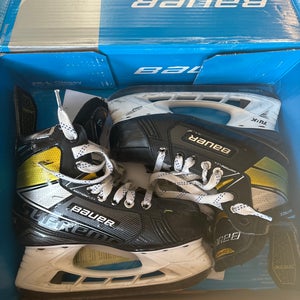 Junior Bauer Size 3 Supreme Matrix Hockey Skates