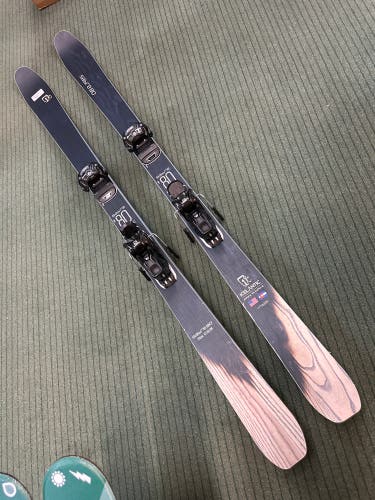 174cm Icelantic Sabre 80 Skis w/ Salomon Warden 11 Bindings
