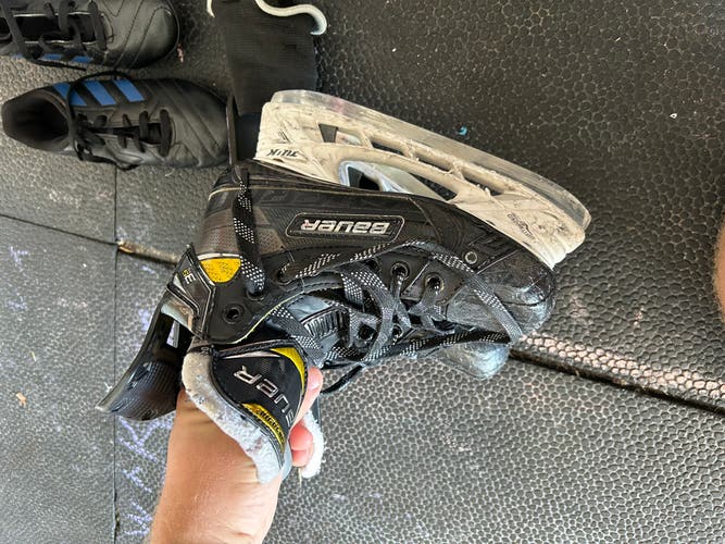Junior Bauer Regular Width   Size 2.5 Supreme 3S Pro Hockey Skates