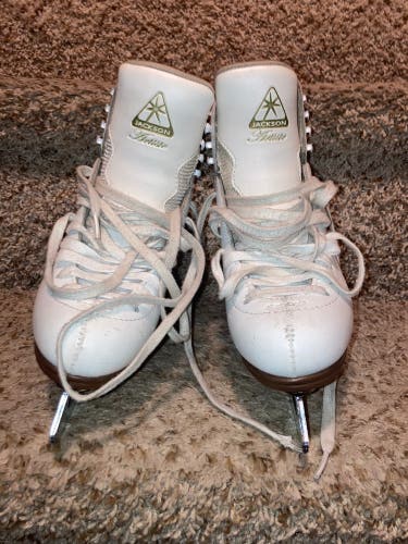 Jackson Artiste Size 5 Figure Skates